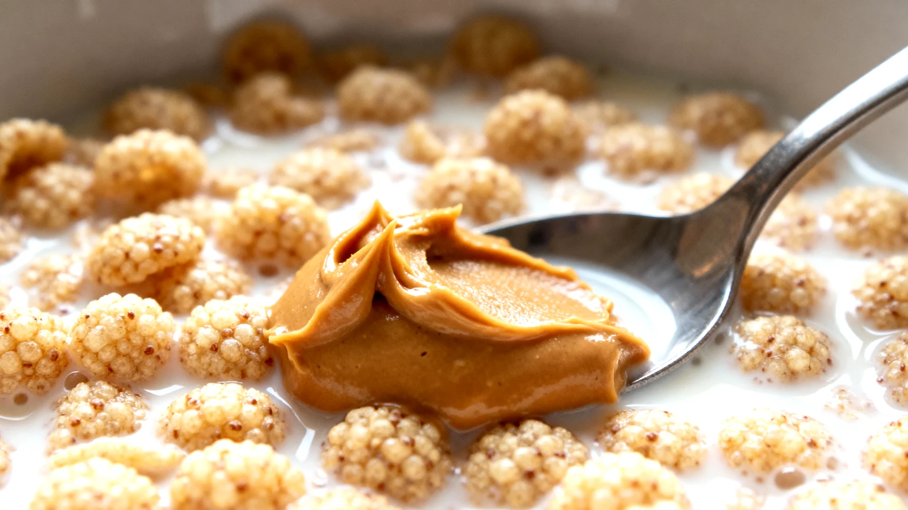 Amaranto soffiato con bevanda di soia e burro di mandorle"