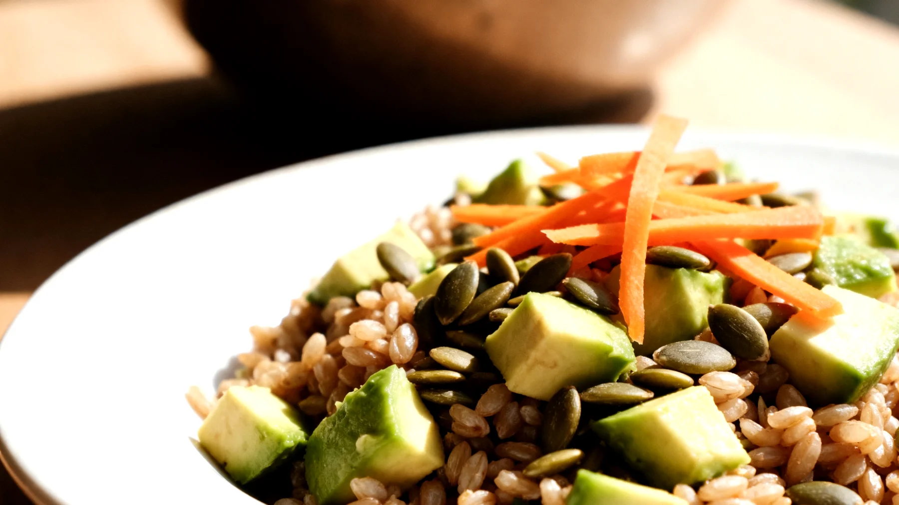 Insalata di farro con avocado, semi di zucca e carote crude"