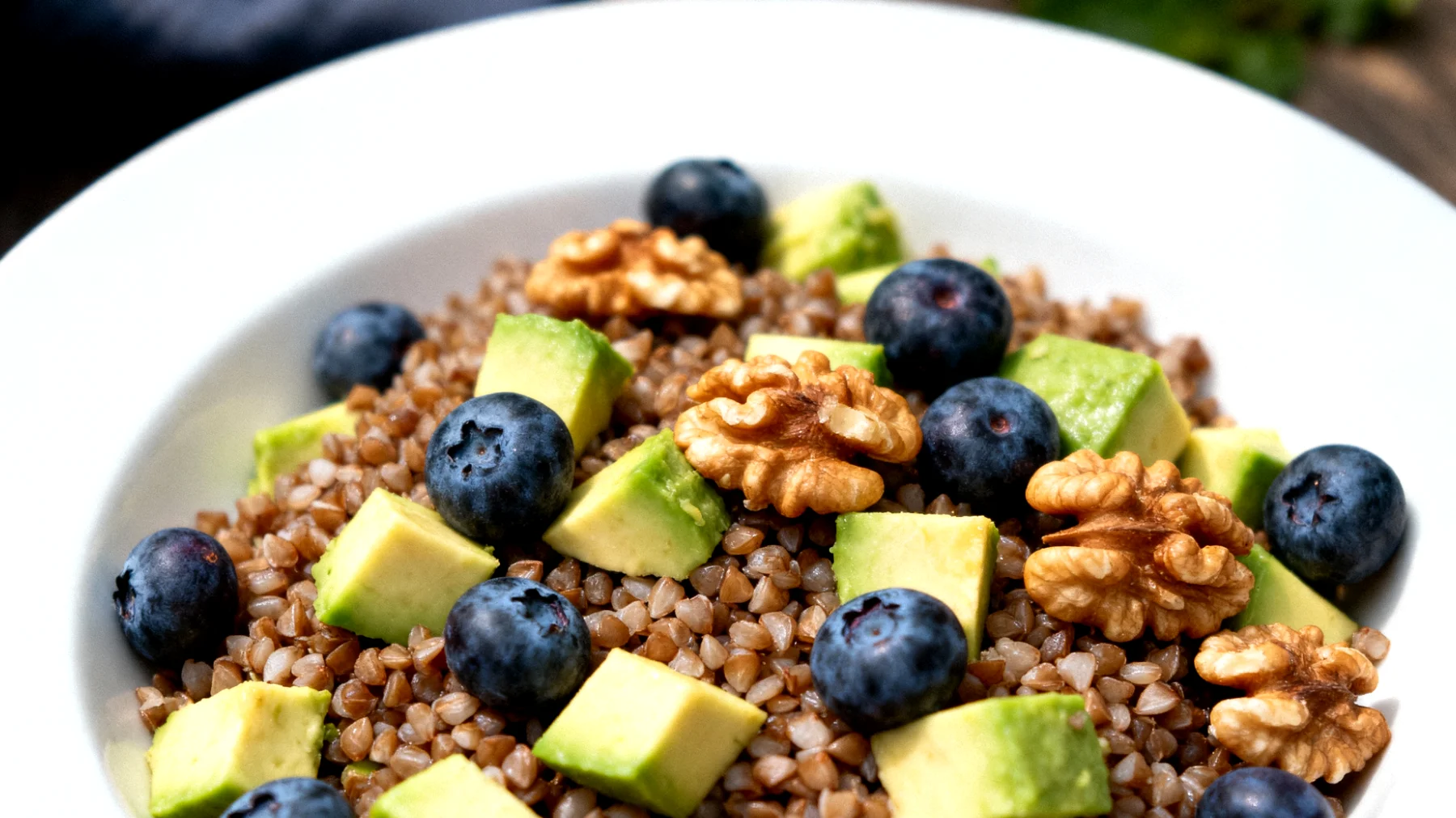 Insalata di grano saraceno con avocado, noci e mirtilli"