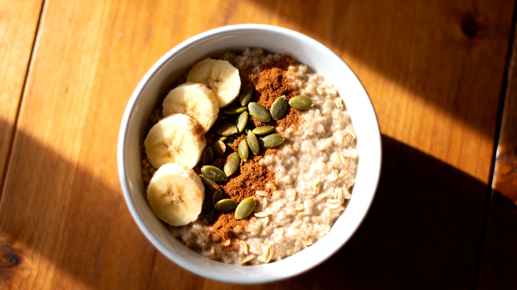 Porridge di avena con semi di zucca, cannella e banana"