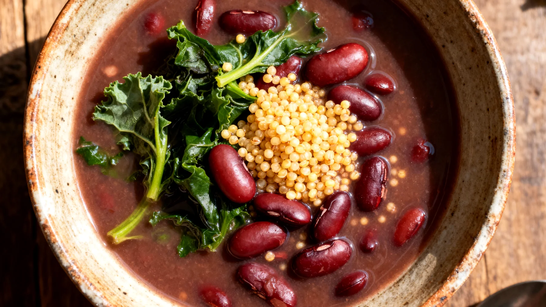 Zuppa di azuki con miglio e verdure amare"