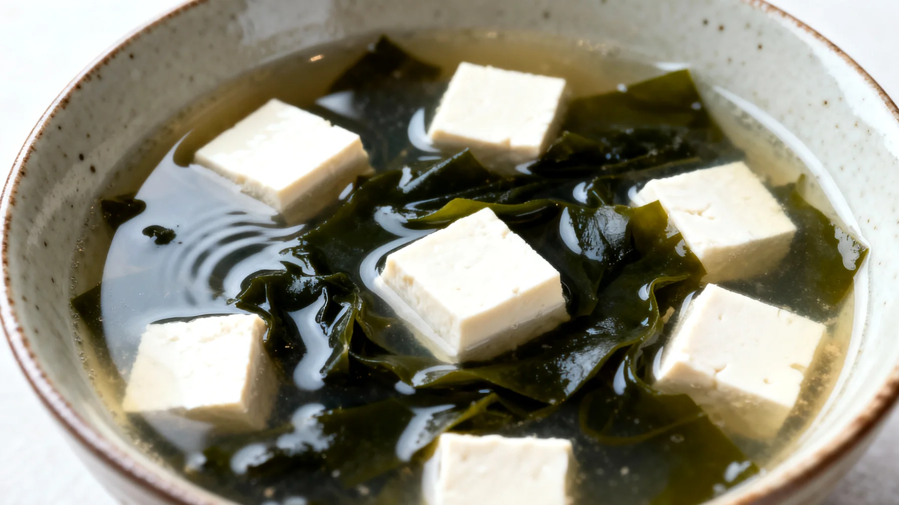 Zuppa di miso con alghe wakame e tofu"