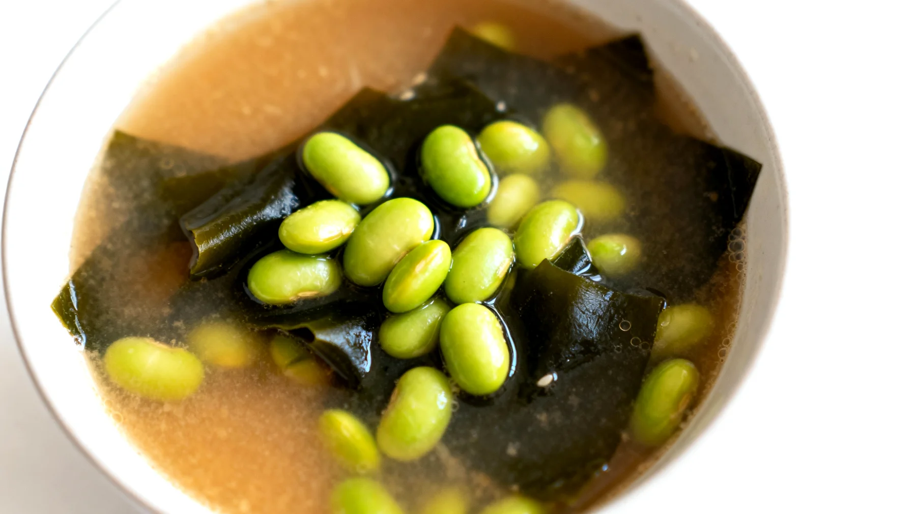 Zuppa di miso con edamame e alghe wakame"