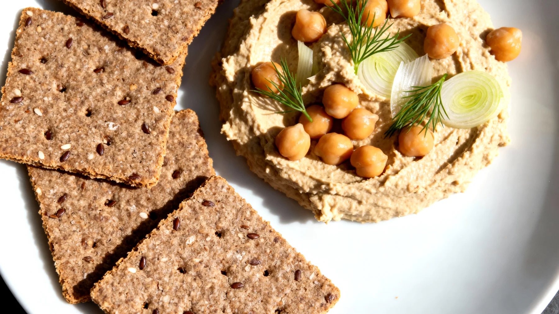 Cracker di grano saraceno con hummus di ceci e finocchio"