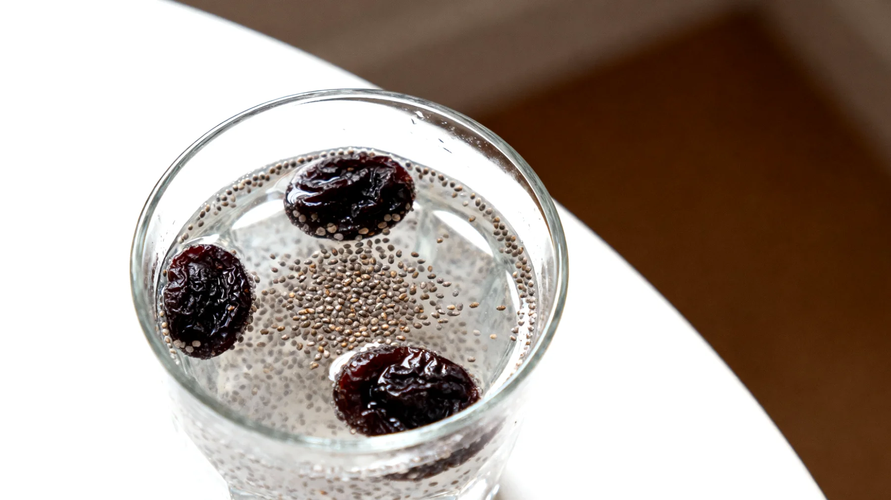 Kefir d'acqua con semi di chia e prugne secche"