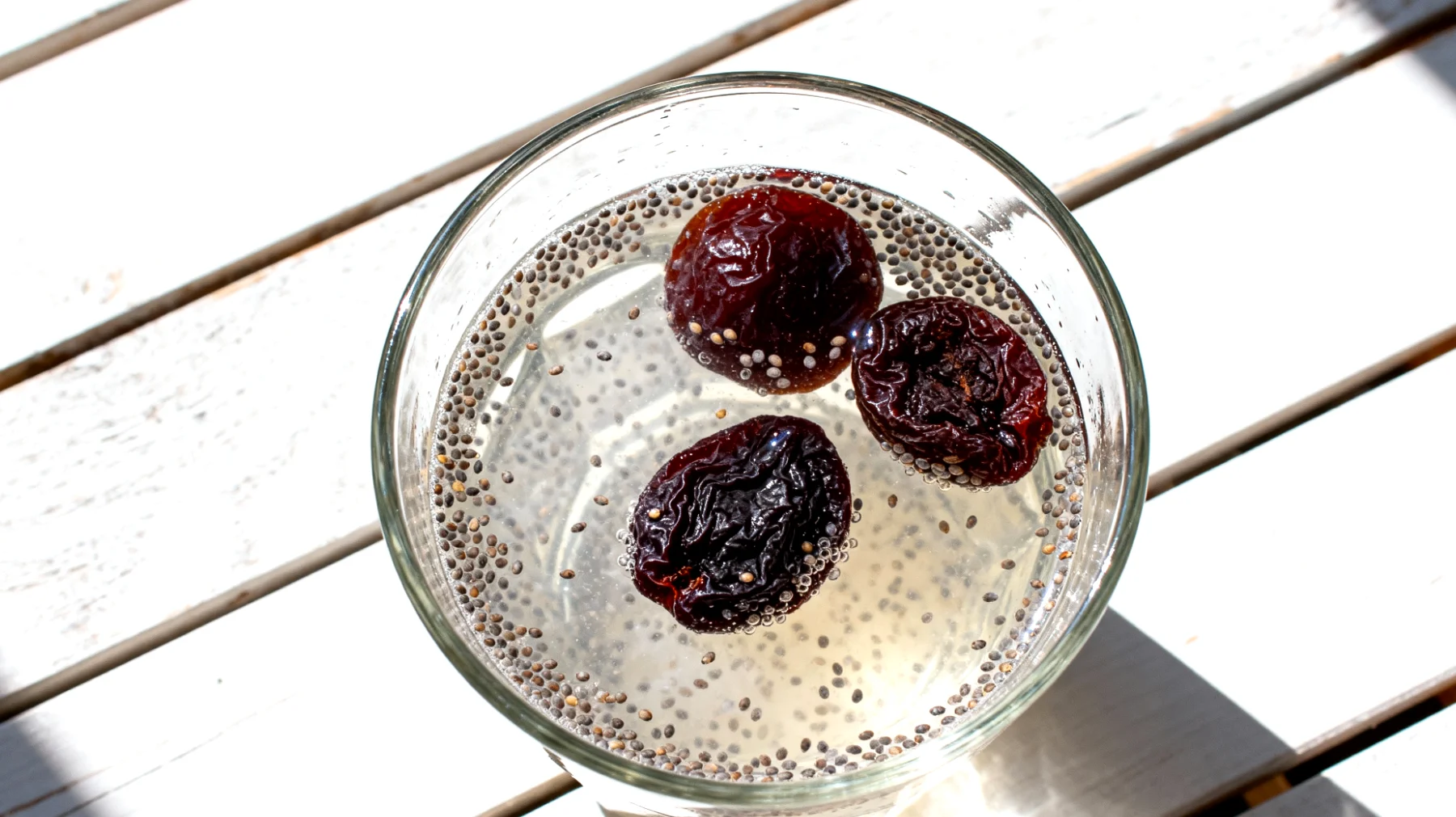 Kefir d'acqua con semi di chia e prugne secche"