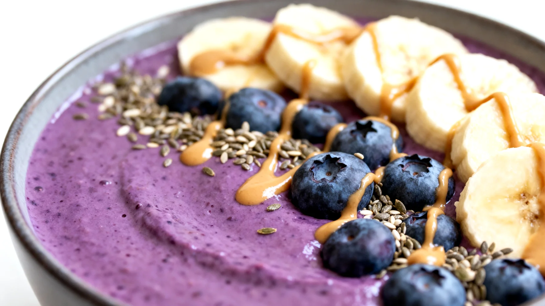 Smoothie bowl con semi di canapa, banana, mirtilli e burro di mandorle"