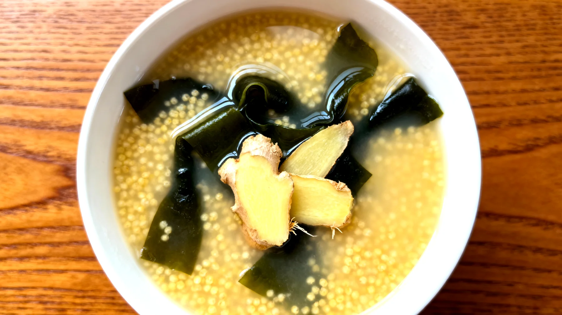 Zuppa di miglio con alghe wakame e zenzero"